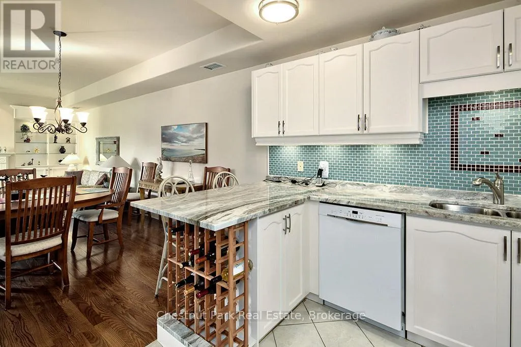208 - 10 BAY STREET E, #208