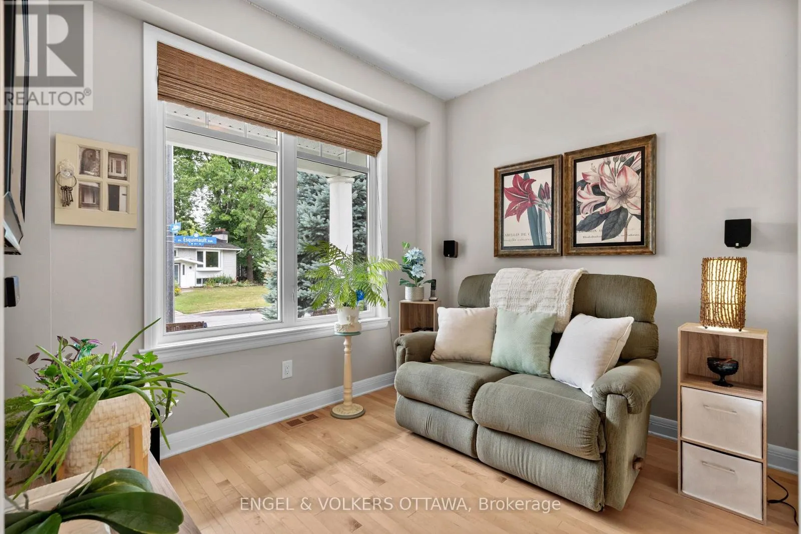 27 ESQUIMAULT AVENUE