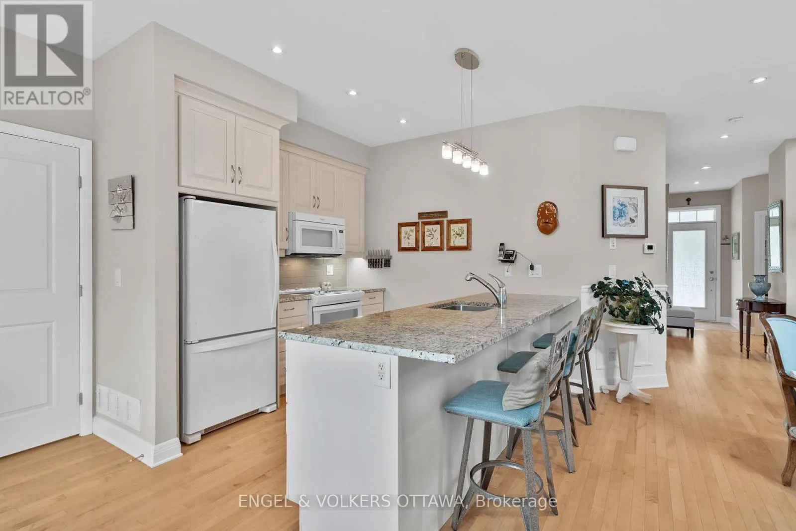 27 ESQUIMAULT AVENUE