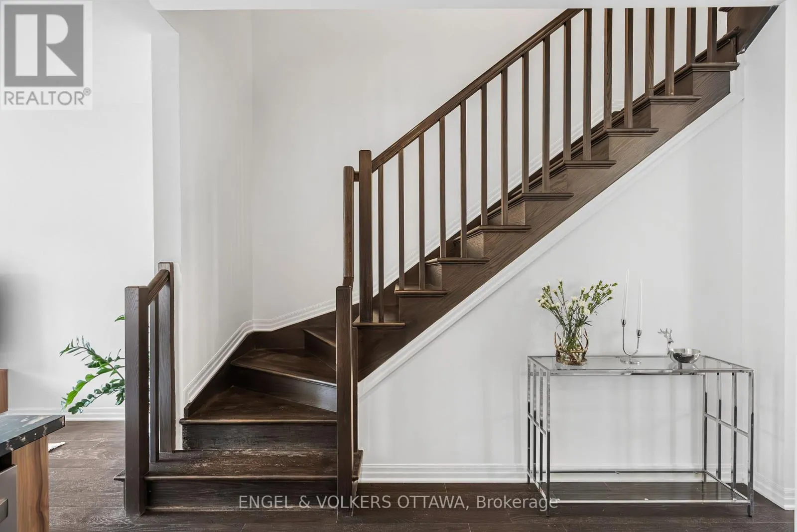 606 MIKINAK ROAD