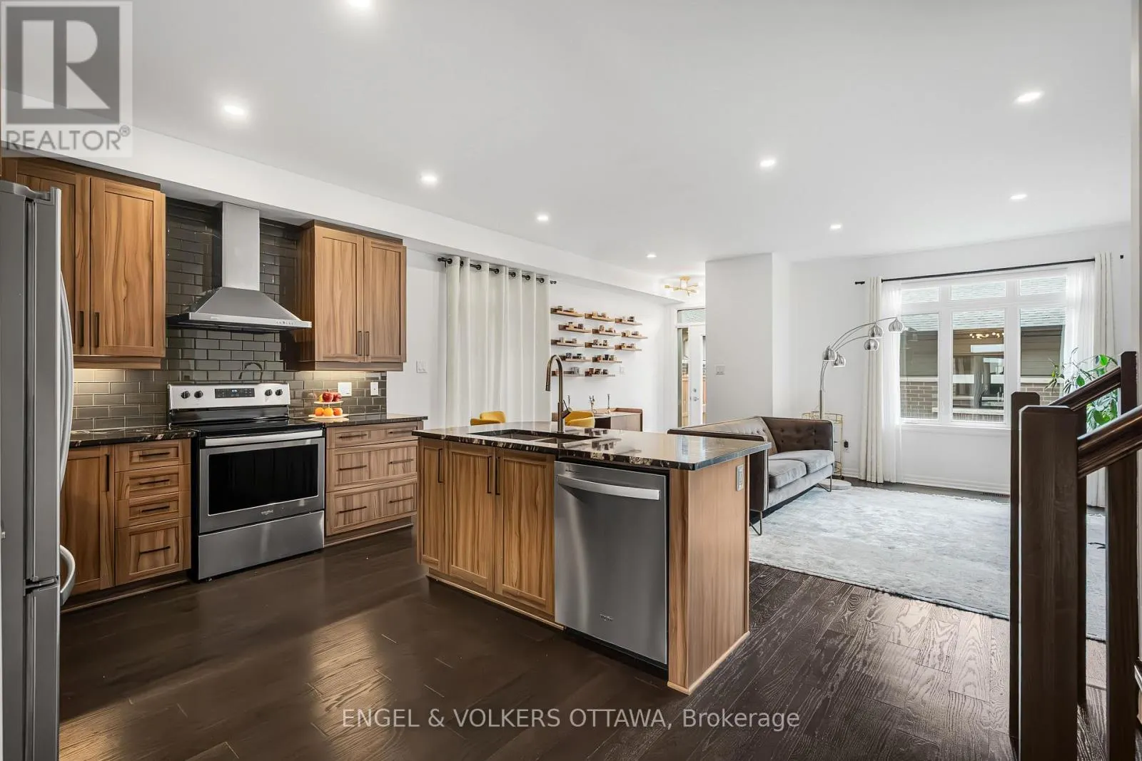 606 MIKINAK ROAD