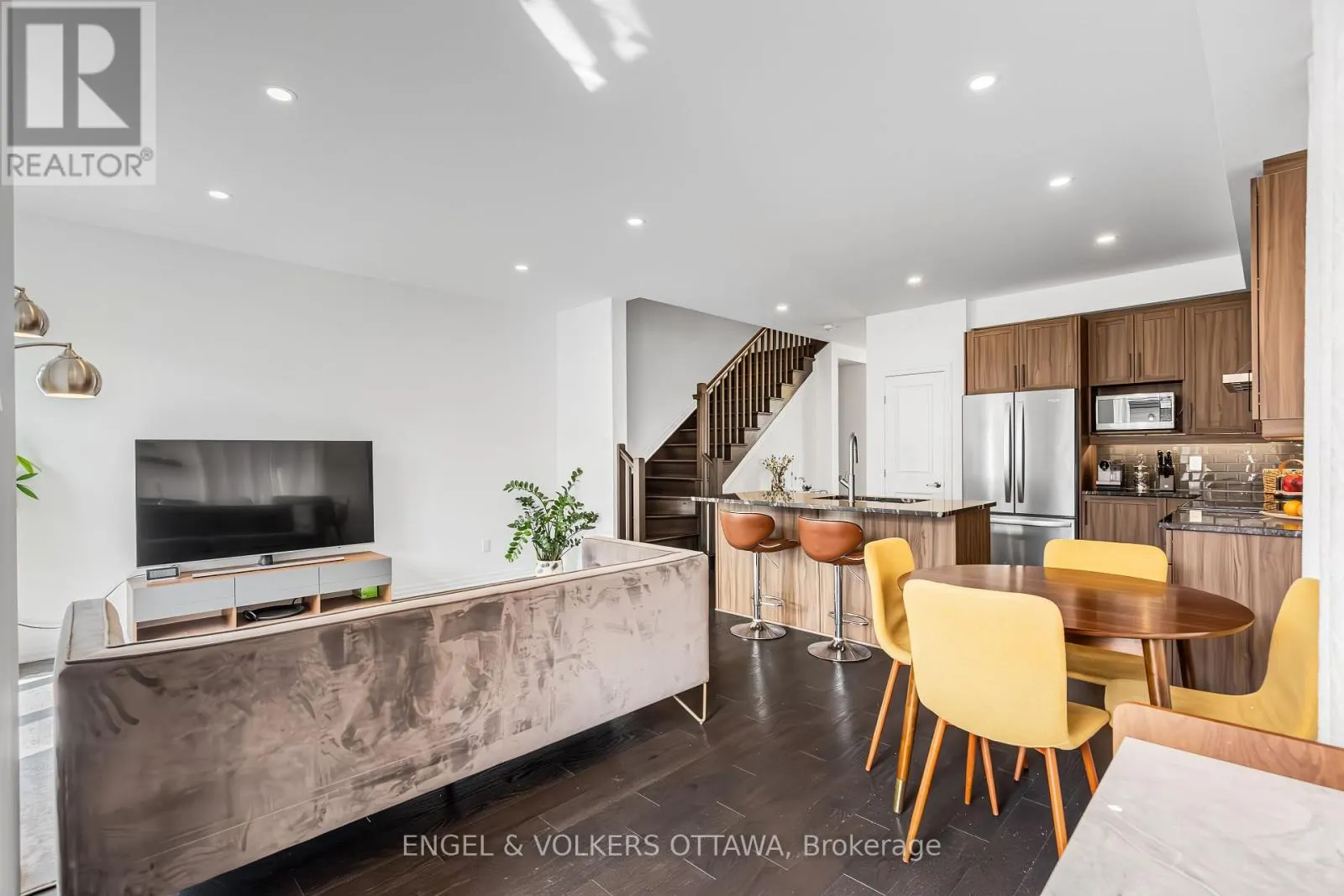 606 MIKINAK ROAD
