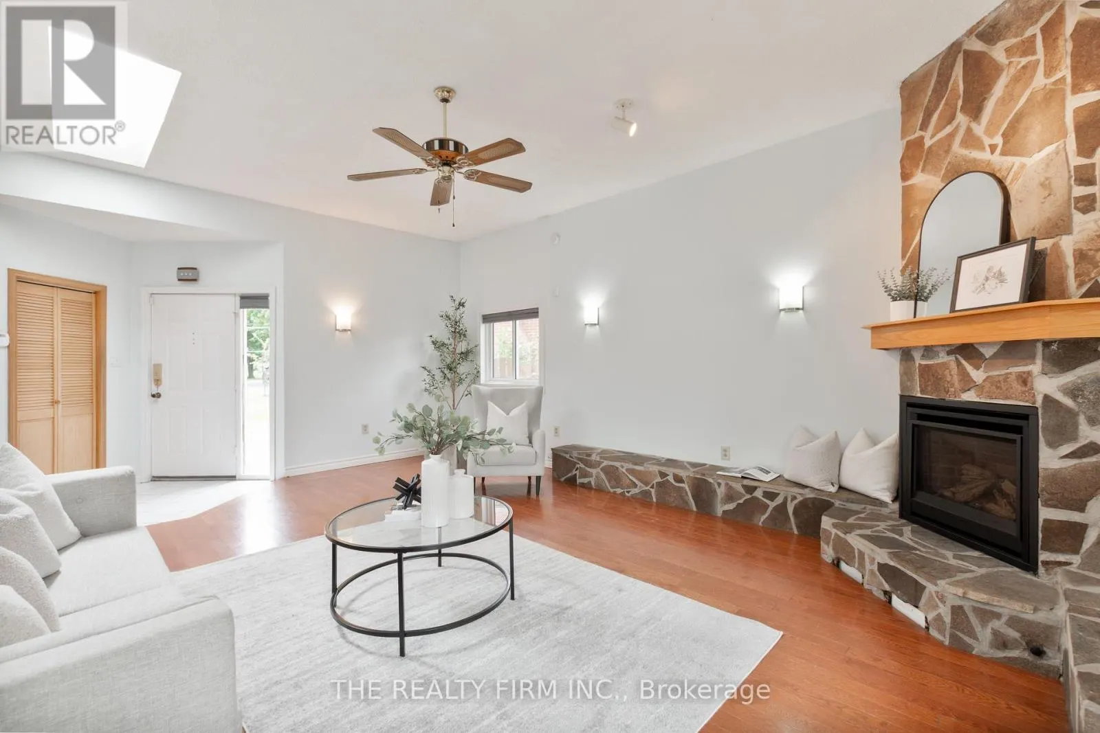 23 TOULON CRESCENT