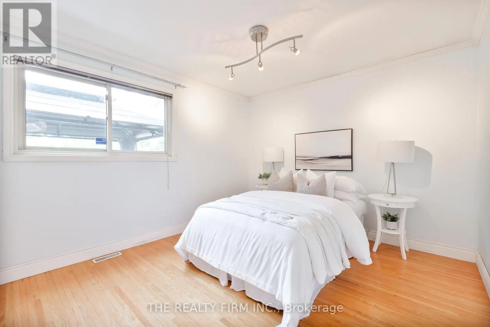 23 TOULON CRESCENT