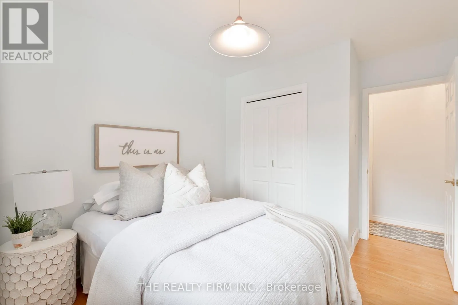 23 TOULON CRESCENT