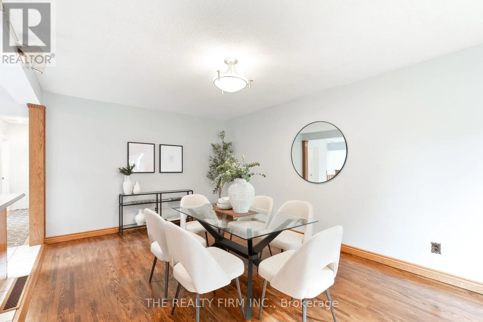 23 TOULON CRESCENT