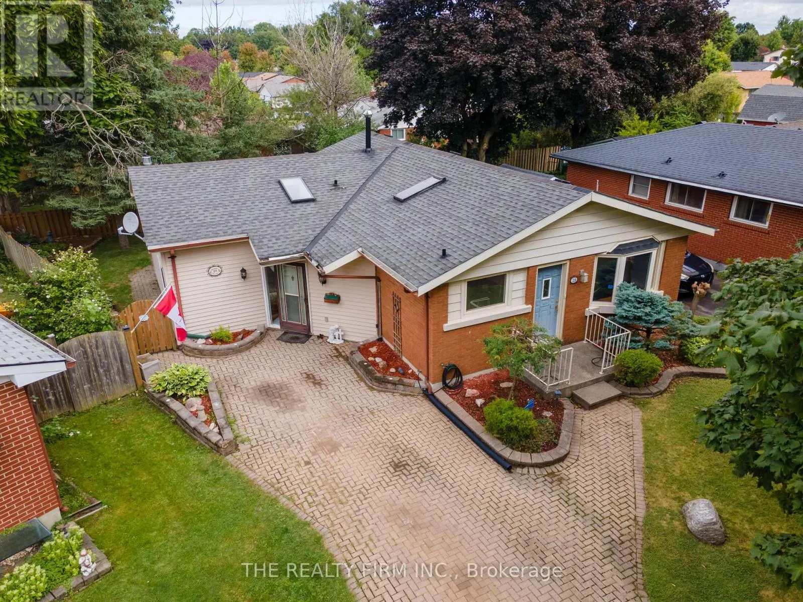 23 TOULON CRESCENT