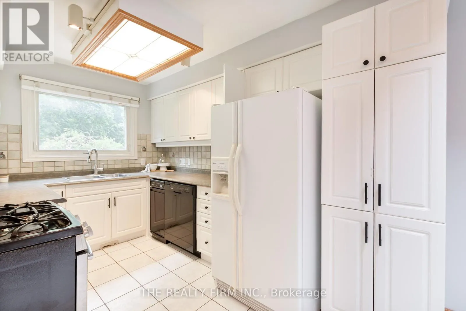 23 TOULON CRESCENT