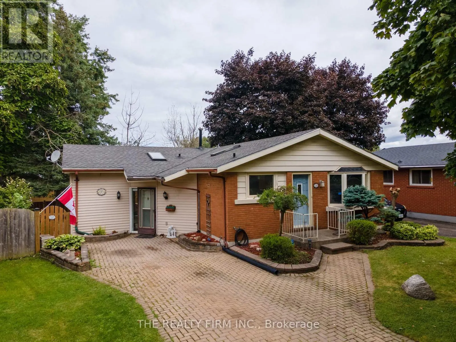23 TOULON CRESCENT