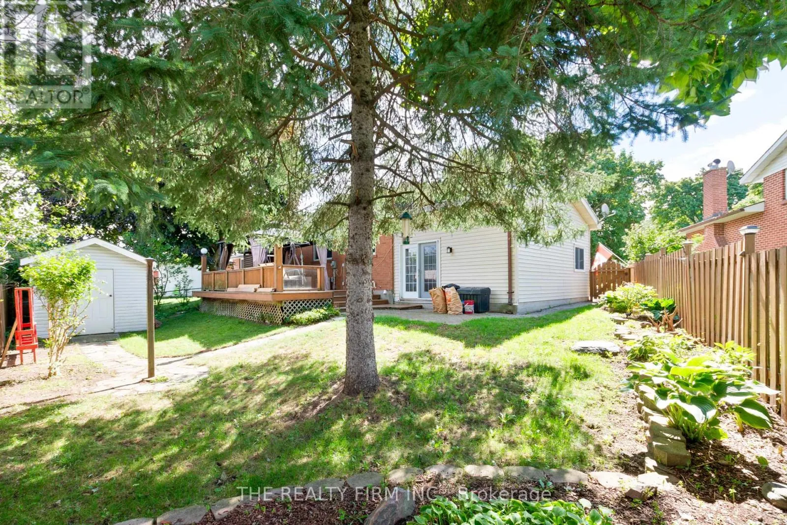 23 TOULON CRESCENT