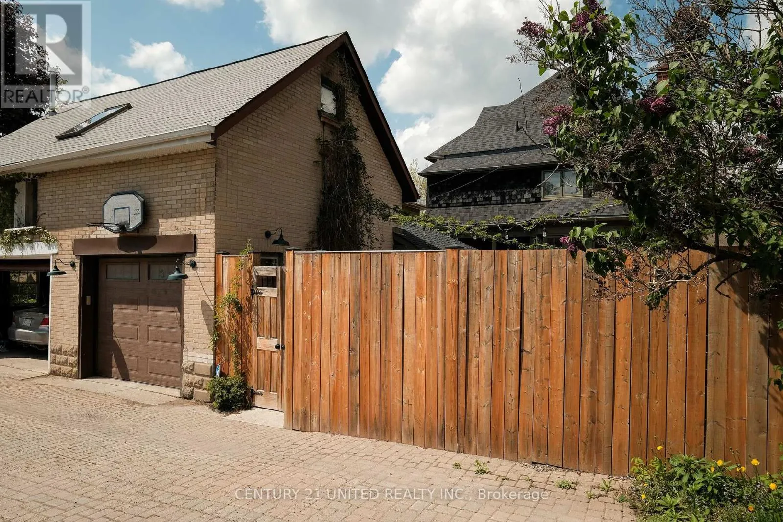 7 ENGLEBURN PLACE