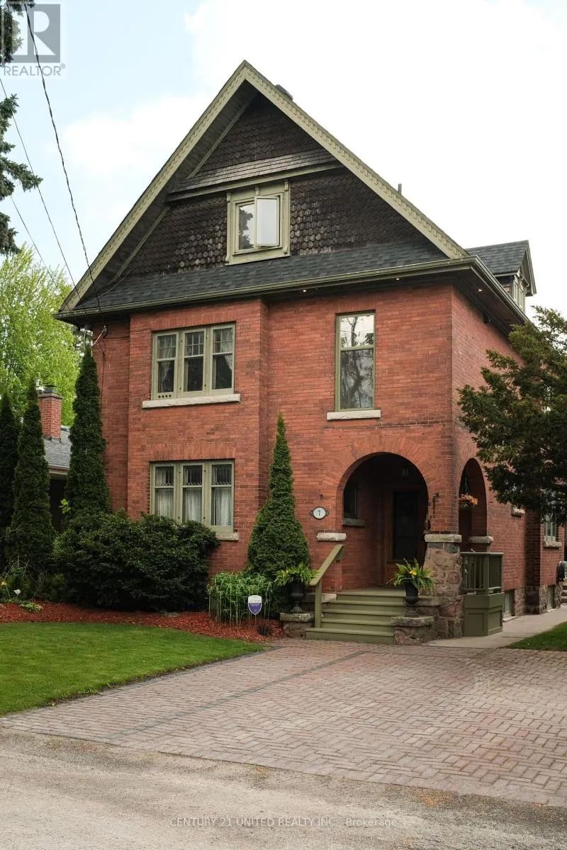 7 ENGLEBURN PLACE