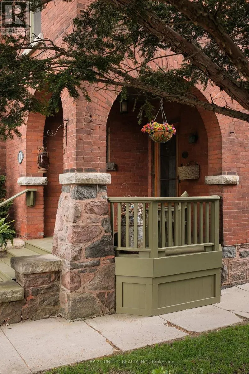 7 ENGLEBURN PLACE