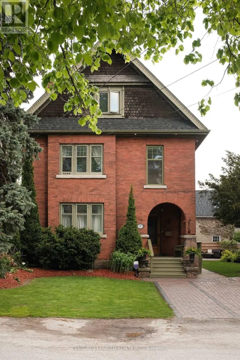 7 ENGLEBURN PLACE
