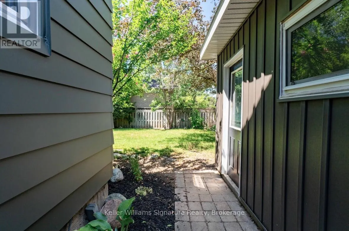 44 GROVE CRESCENT