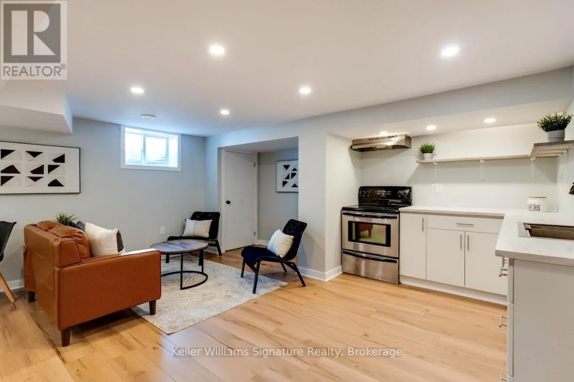 44 GROVE CRESCENT
