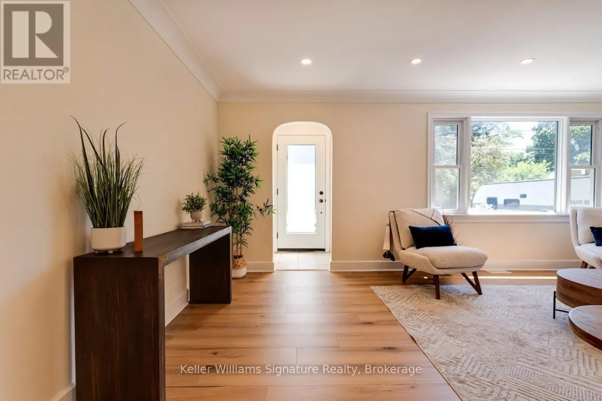 44 GROVE CRESCENT