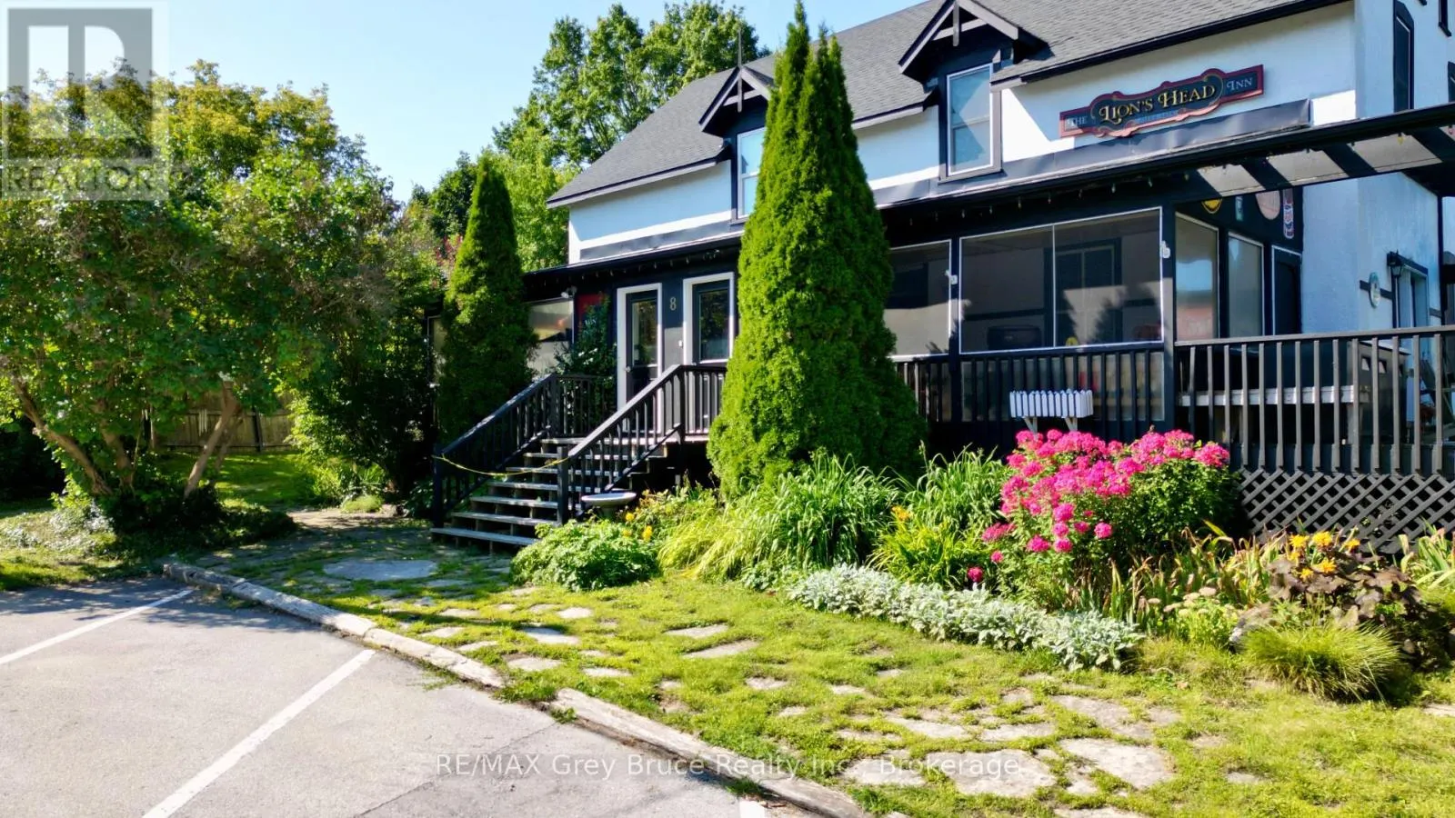 8 HELEN STREET