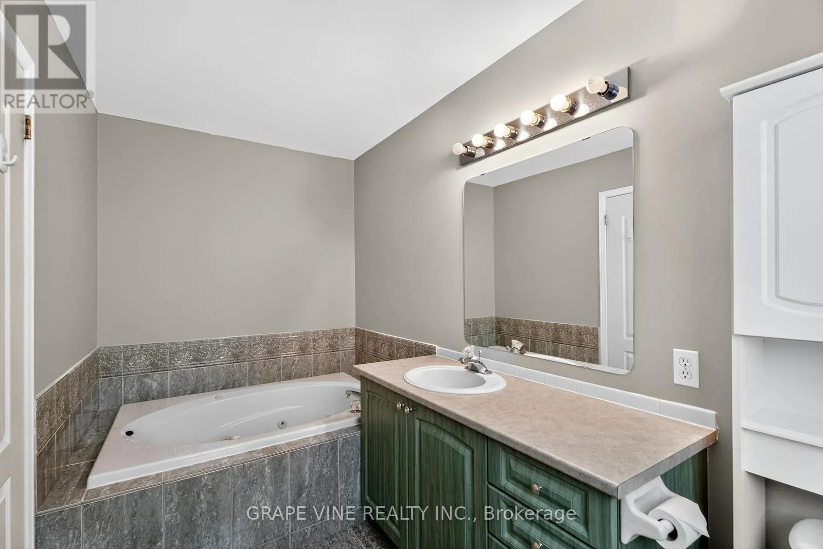 27 FLOWERTREE CRESCENT