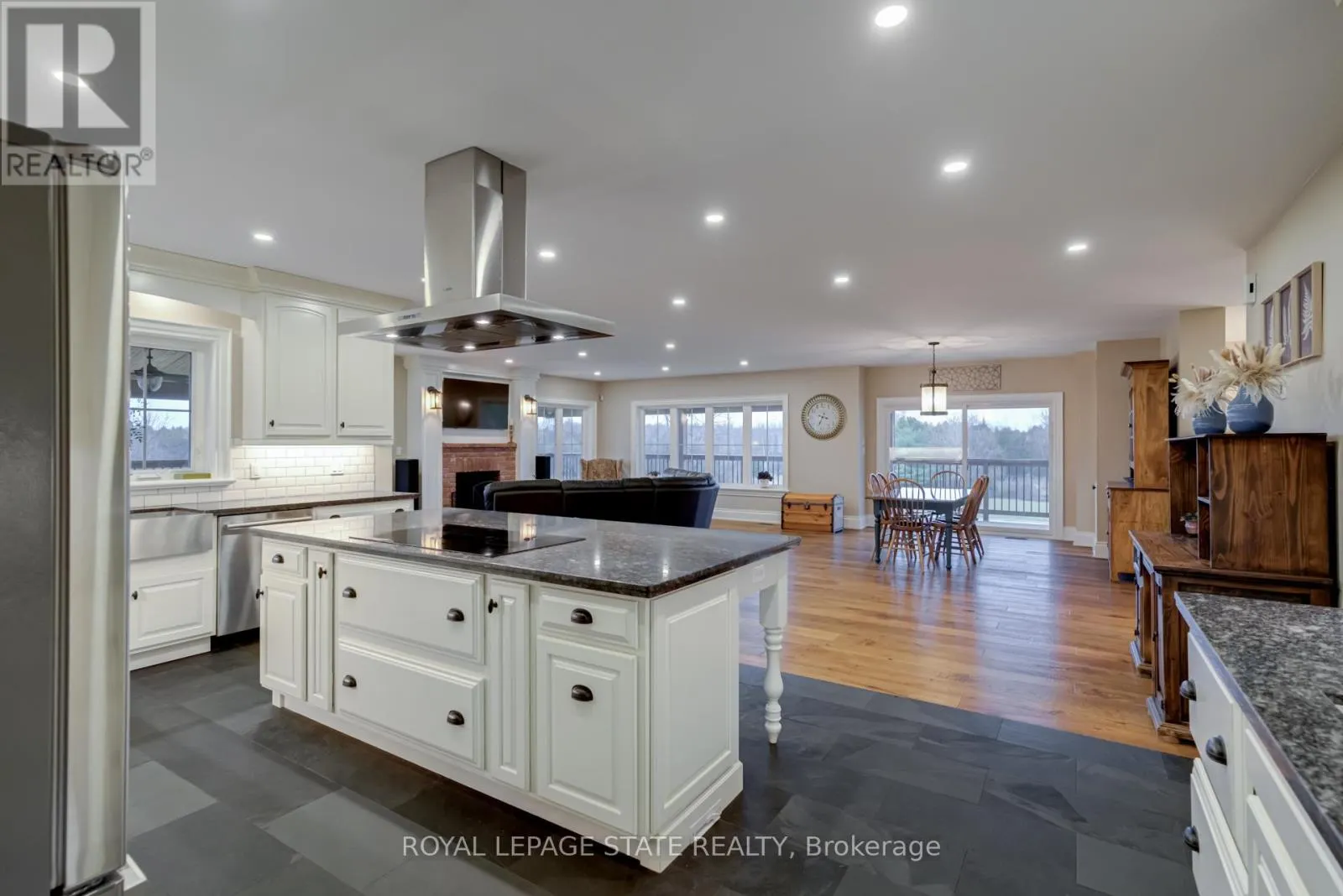 1041 CONCESSION 8 RR 3 W