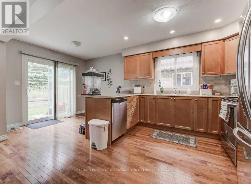 404 TEALBY CRESCENT