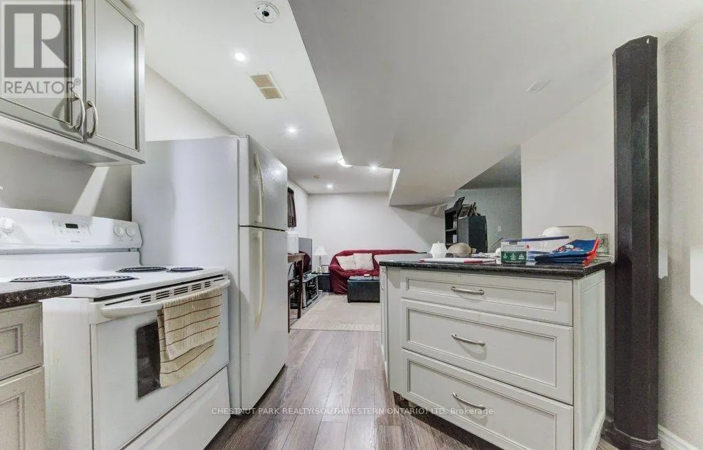 404 TEALBY CRESCENT