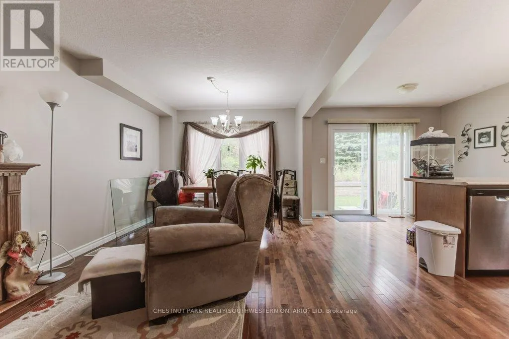 404 TEALBY CRESCENT