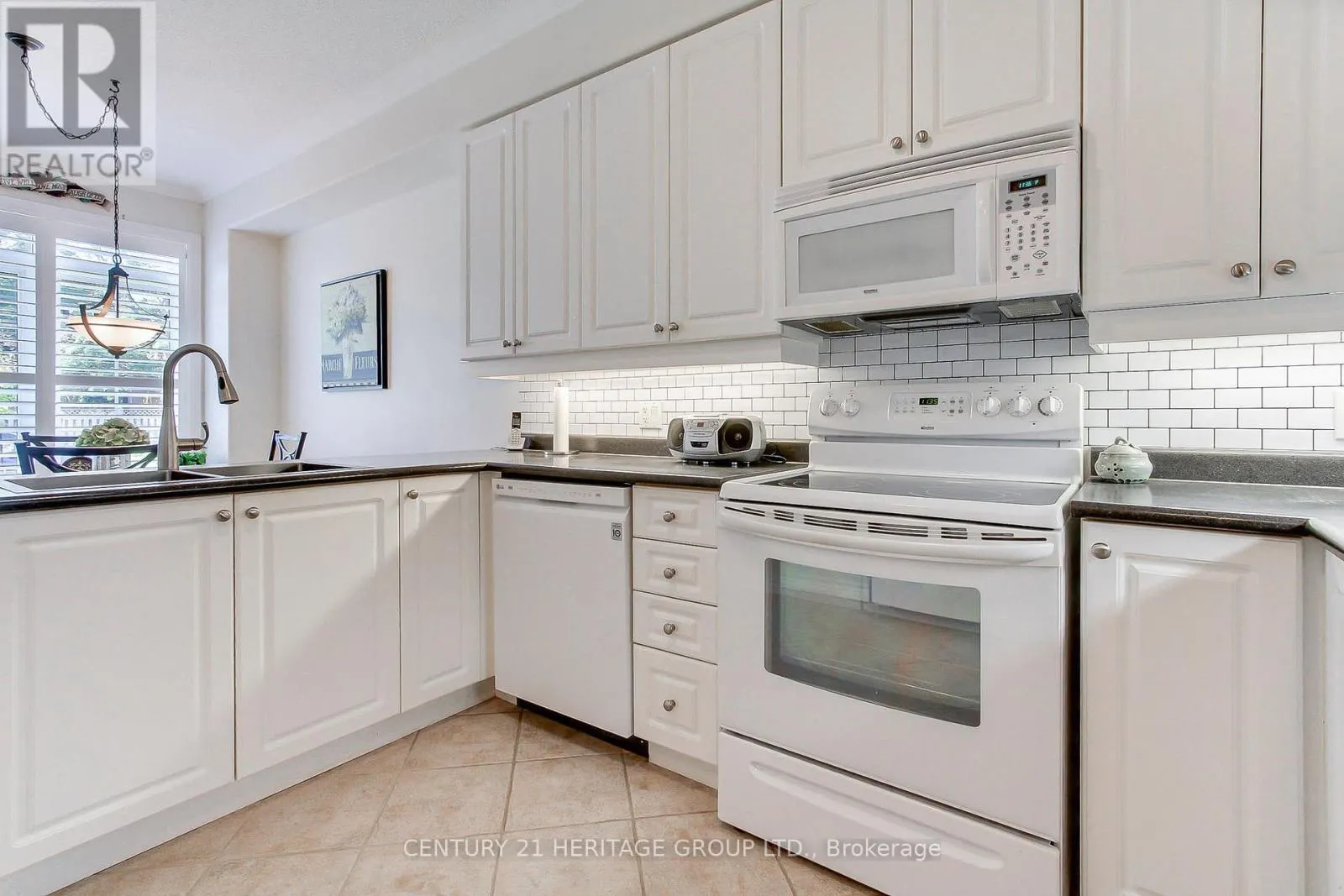 28J - 174 LINDSAY STREET N
