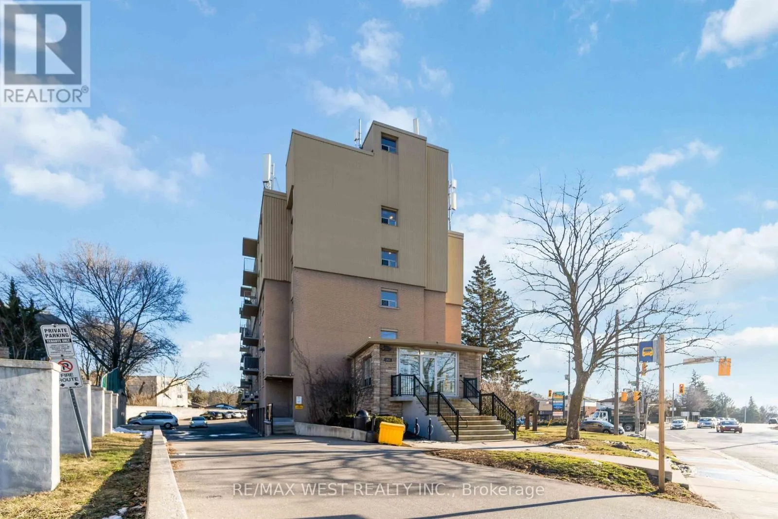 90 - 283 FAIRWAY ROAD N