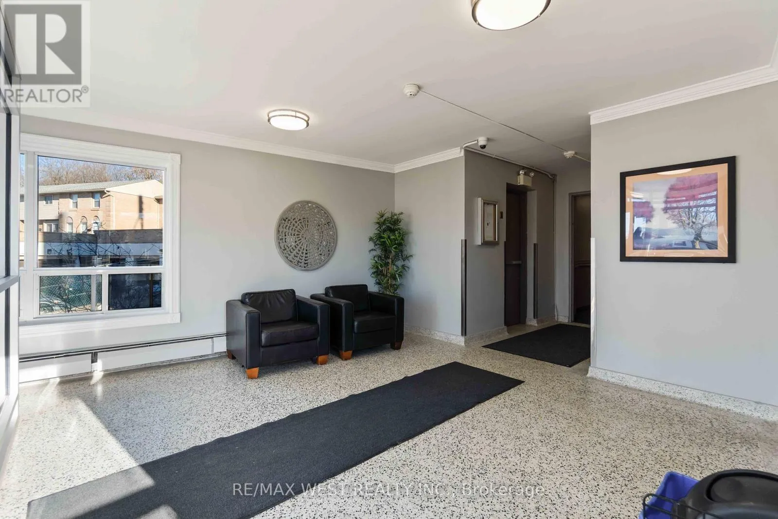 90 - 283 FAIRWAY ROAD N