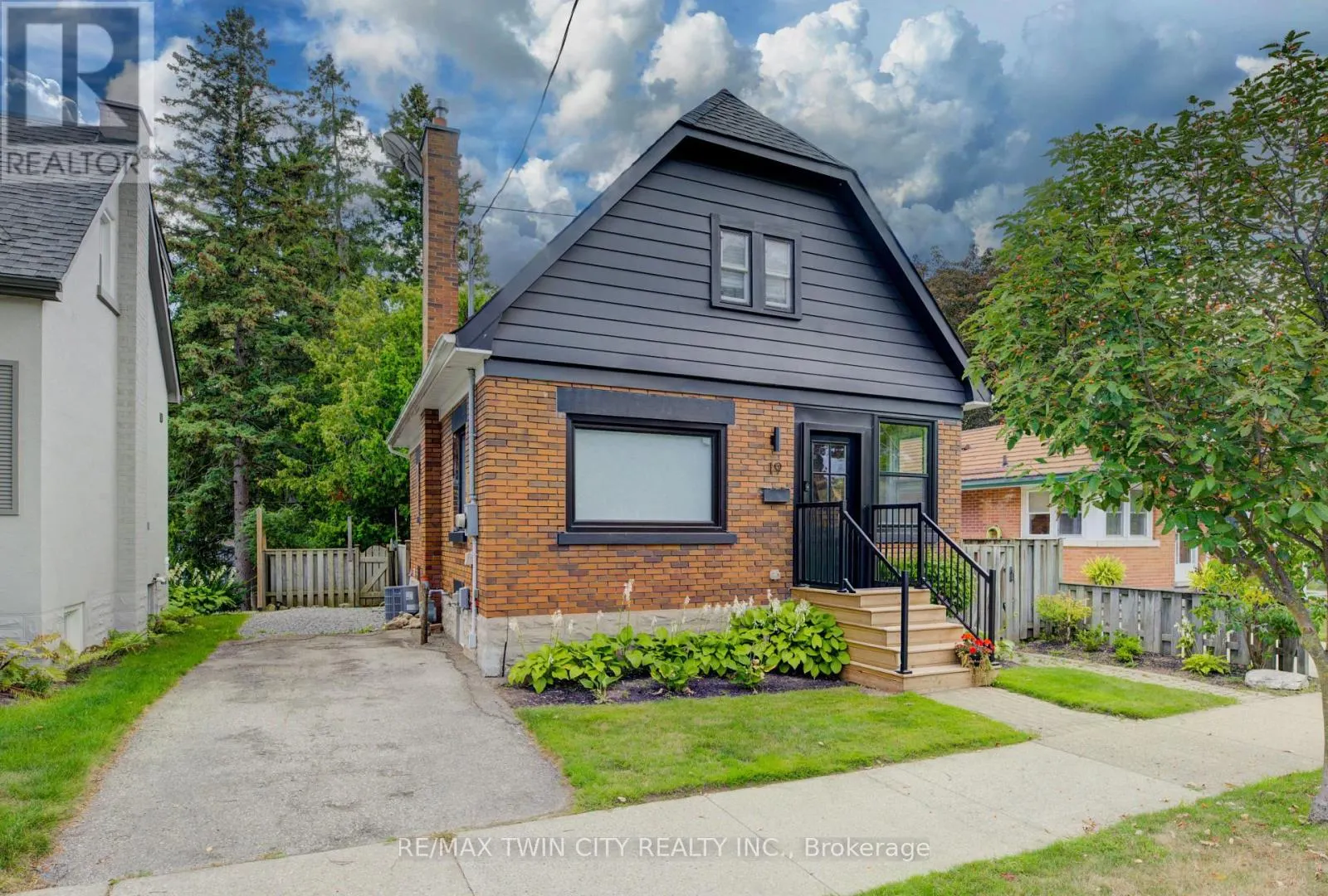 19 DUNBAR ROAD N