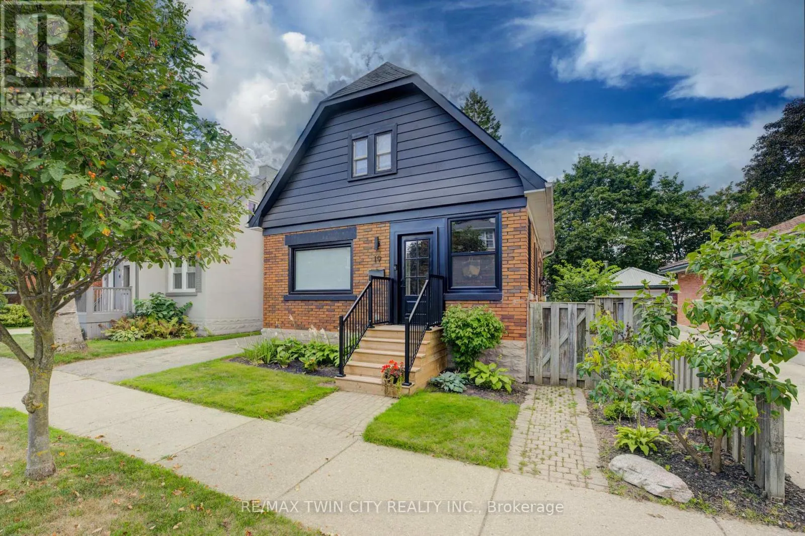 19 DUNBAR ROAD N