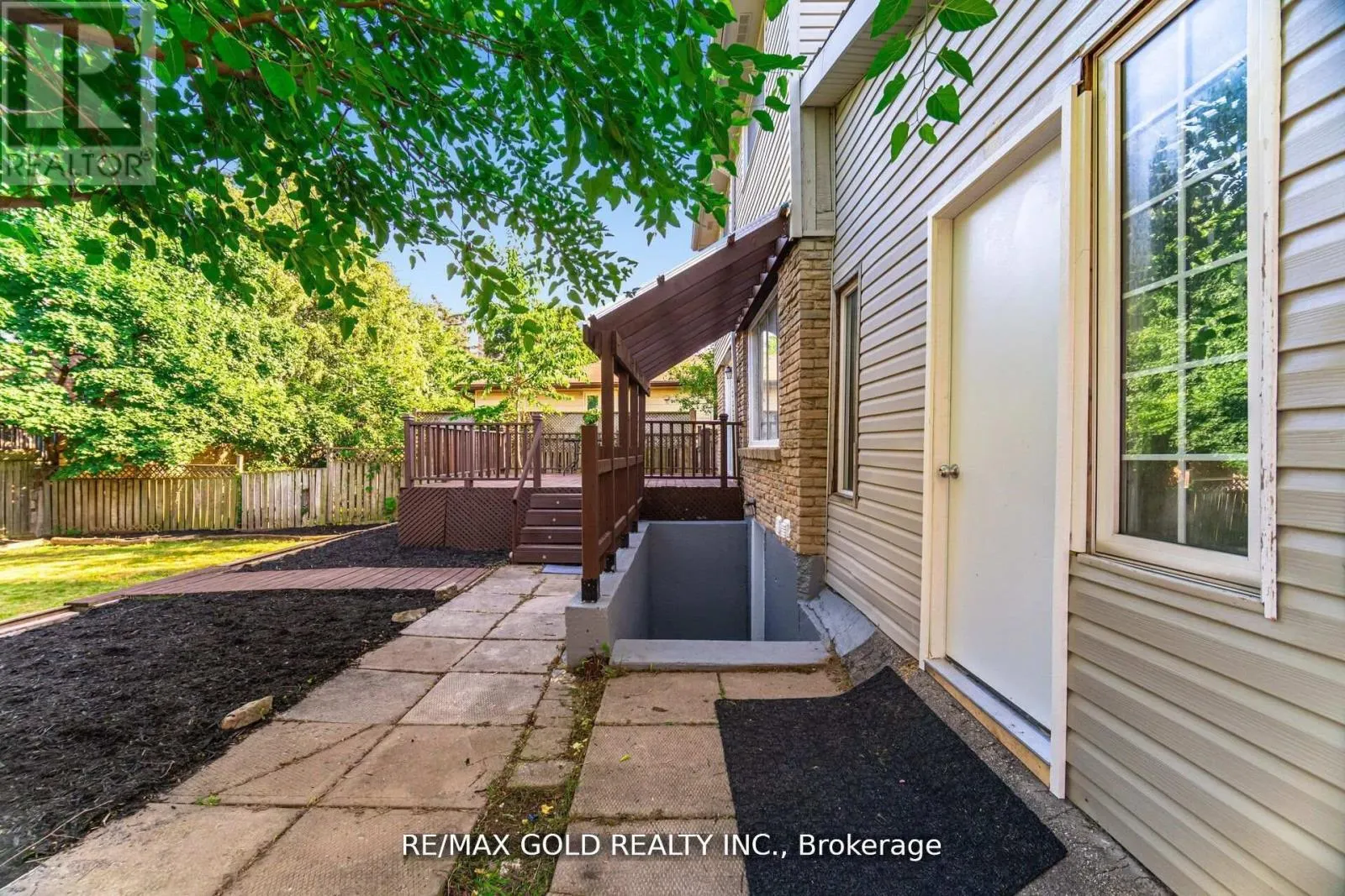 212 CEDARWOODS CRESCENT