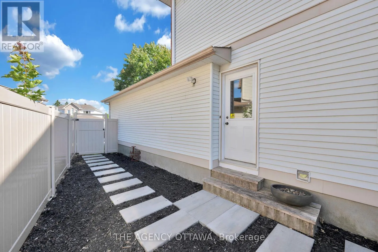 19 FORESTGLADE CRESCENT