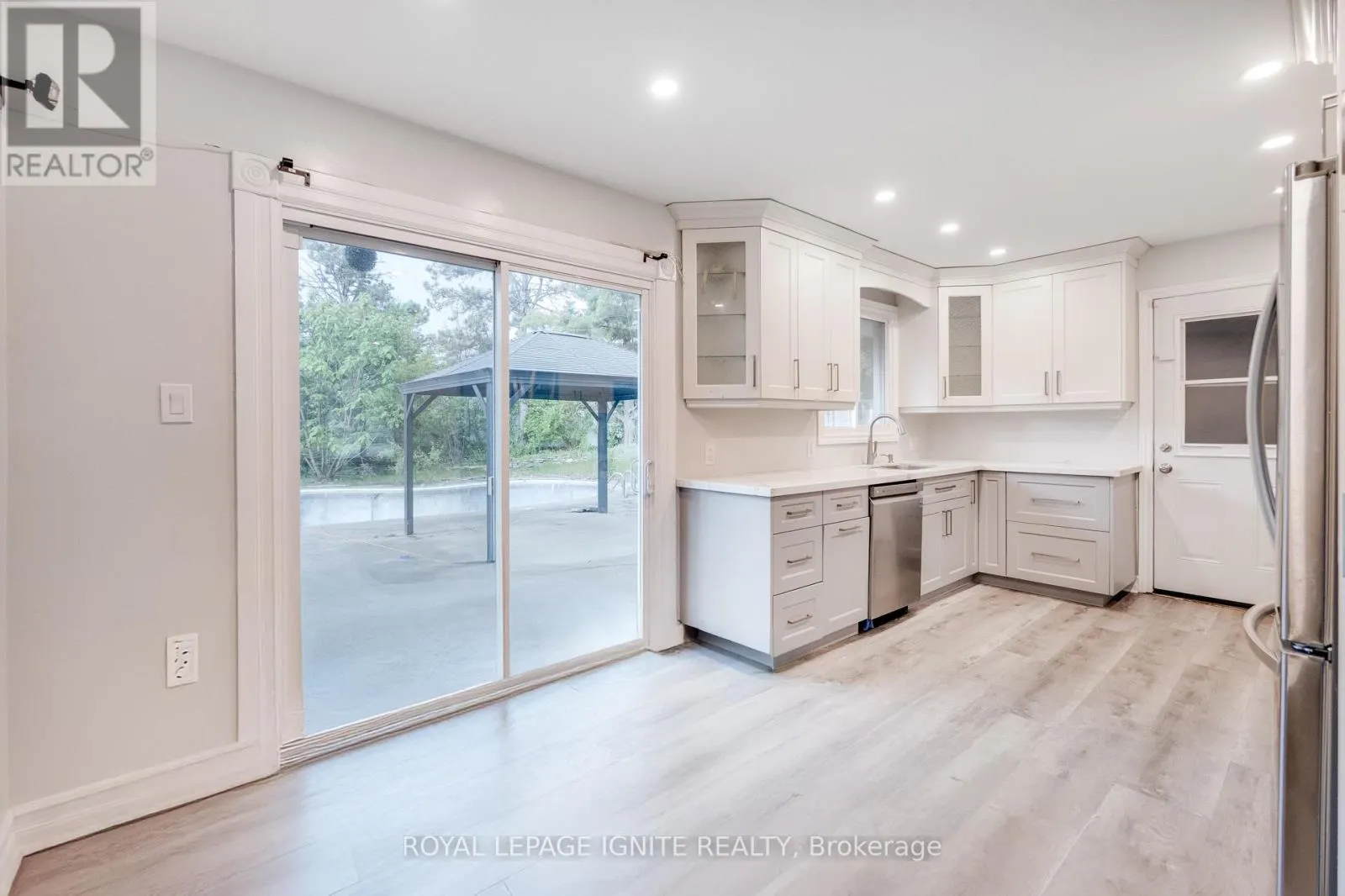 1761 DALEVIEW CRESCENT