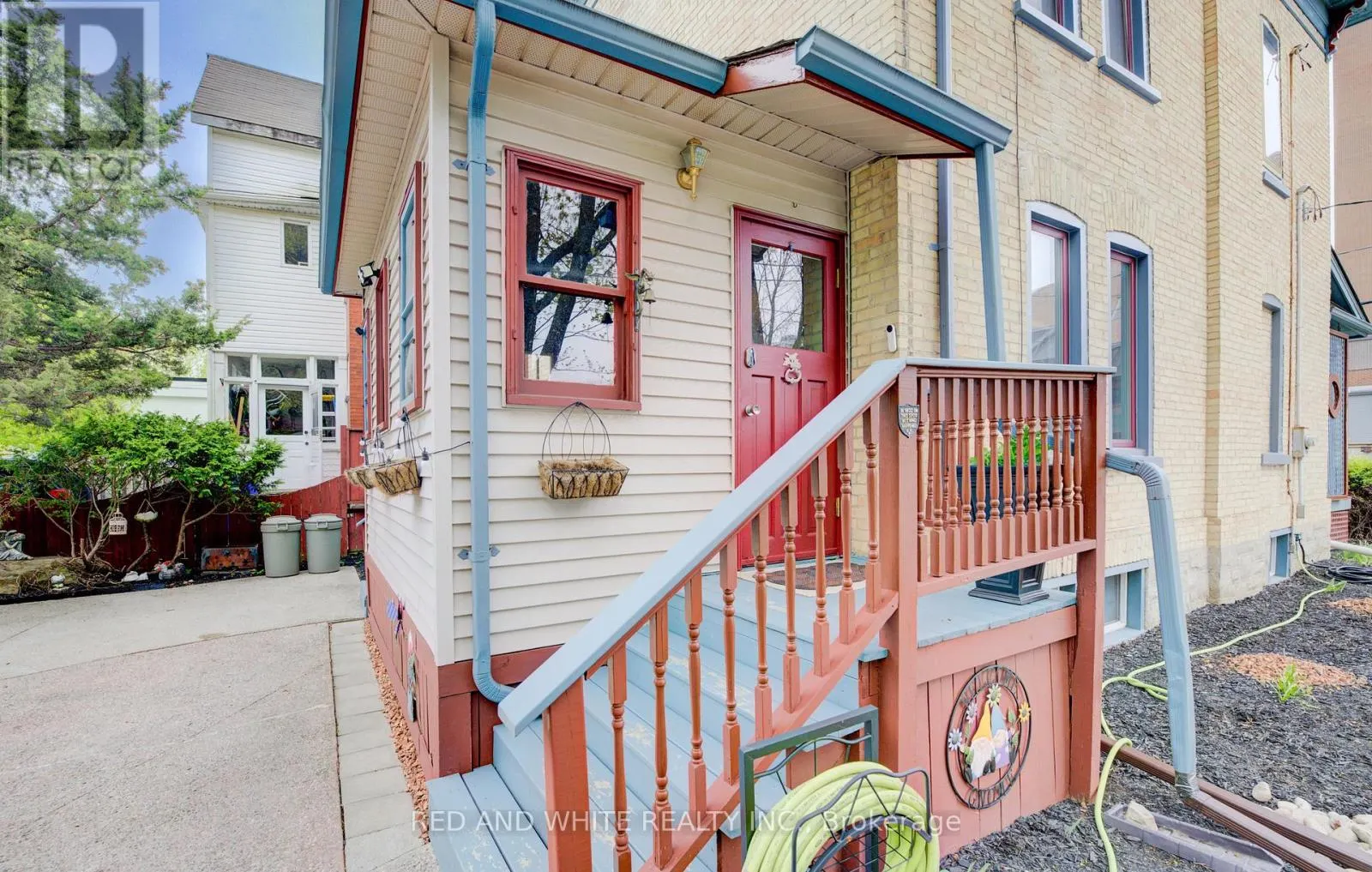 32 ELLEN STREET E