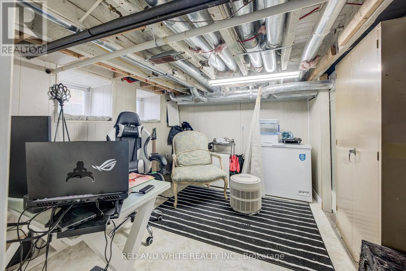 32 ELLEN STREET E