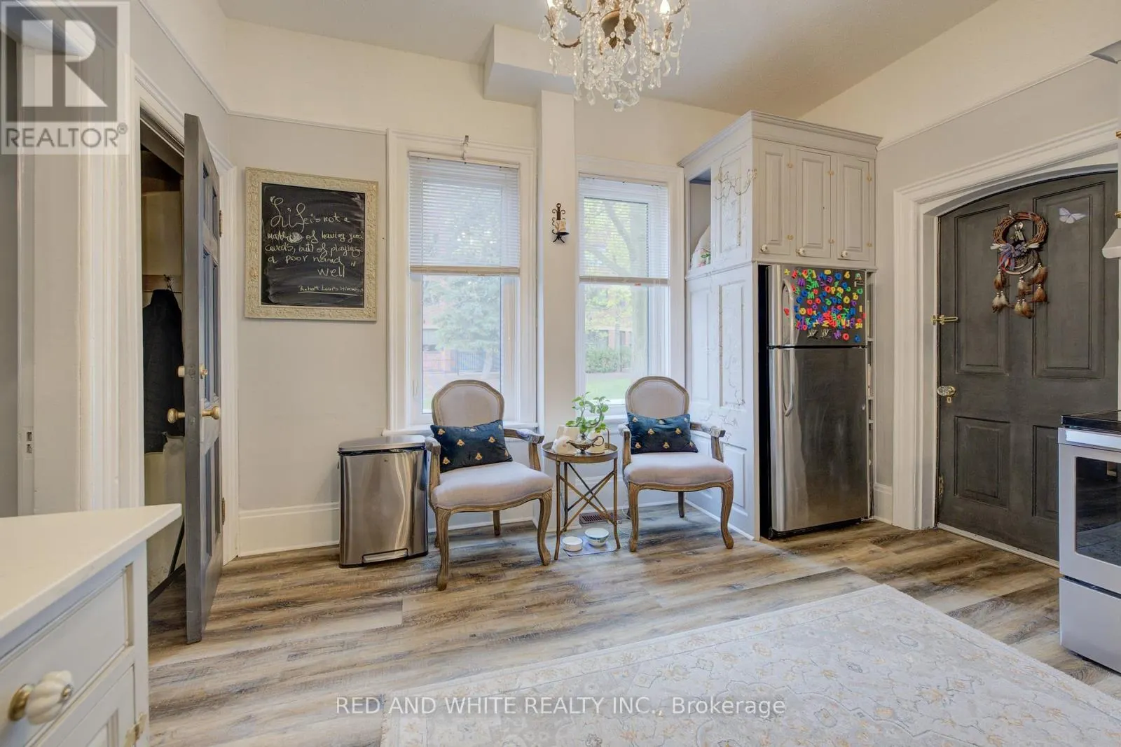 32 ELLEN STREET E