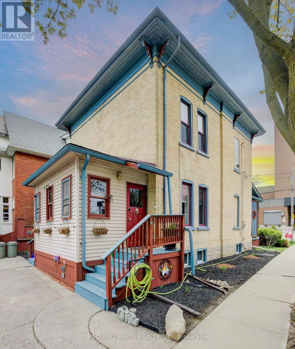 32 ELLEN STREET E