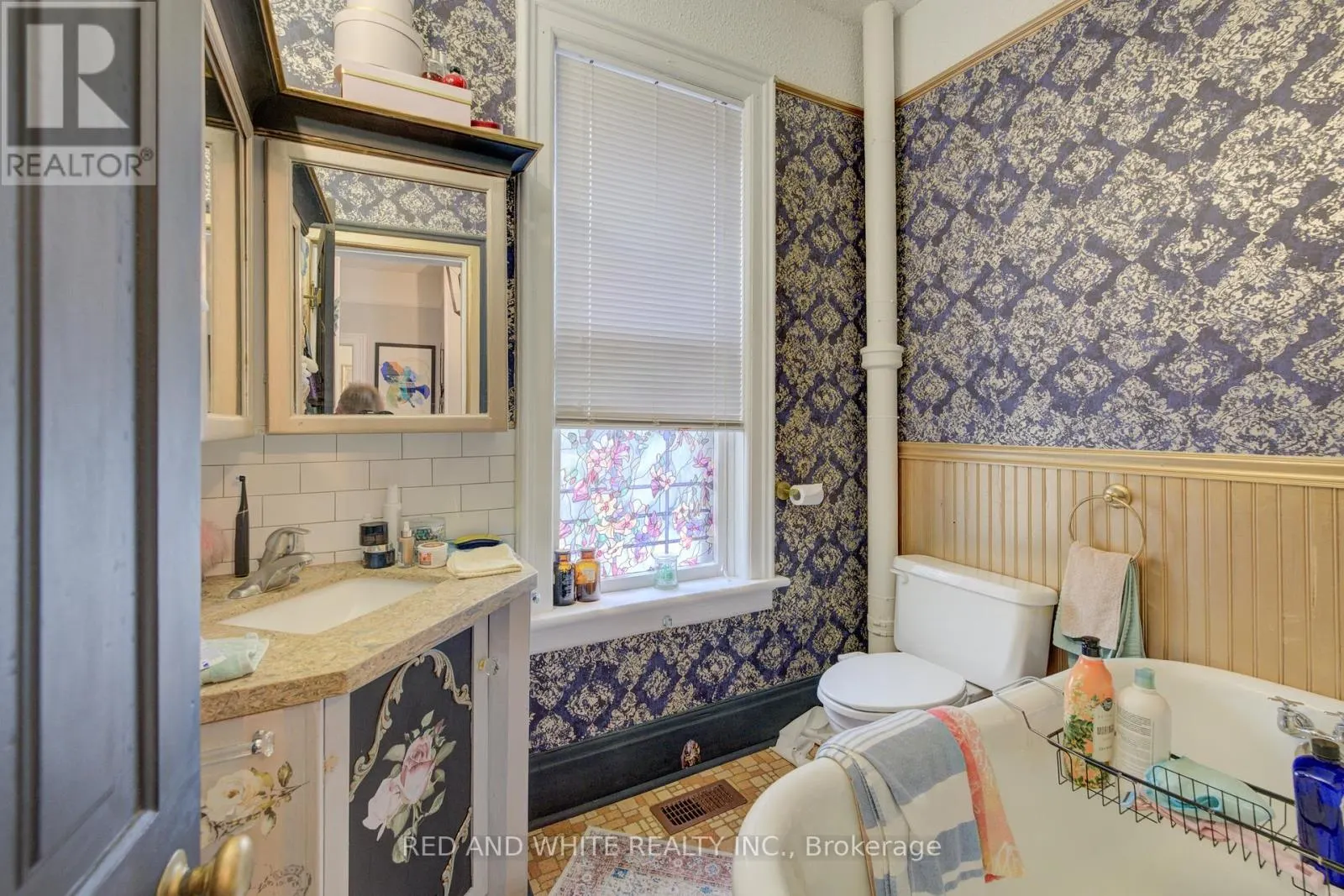 32 ELLEN STREET E