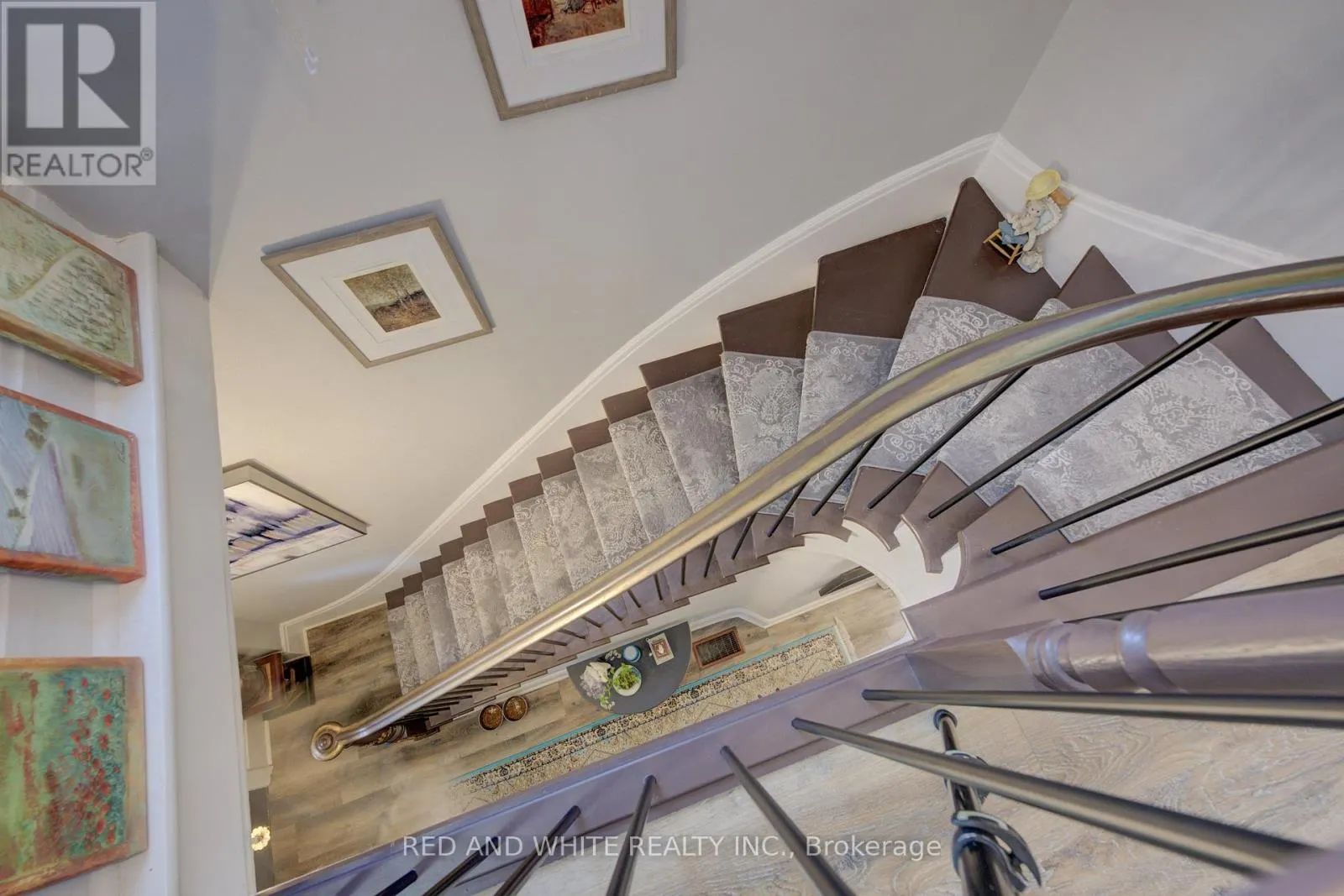 32 ELLEN STREET E