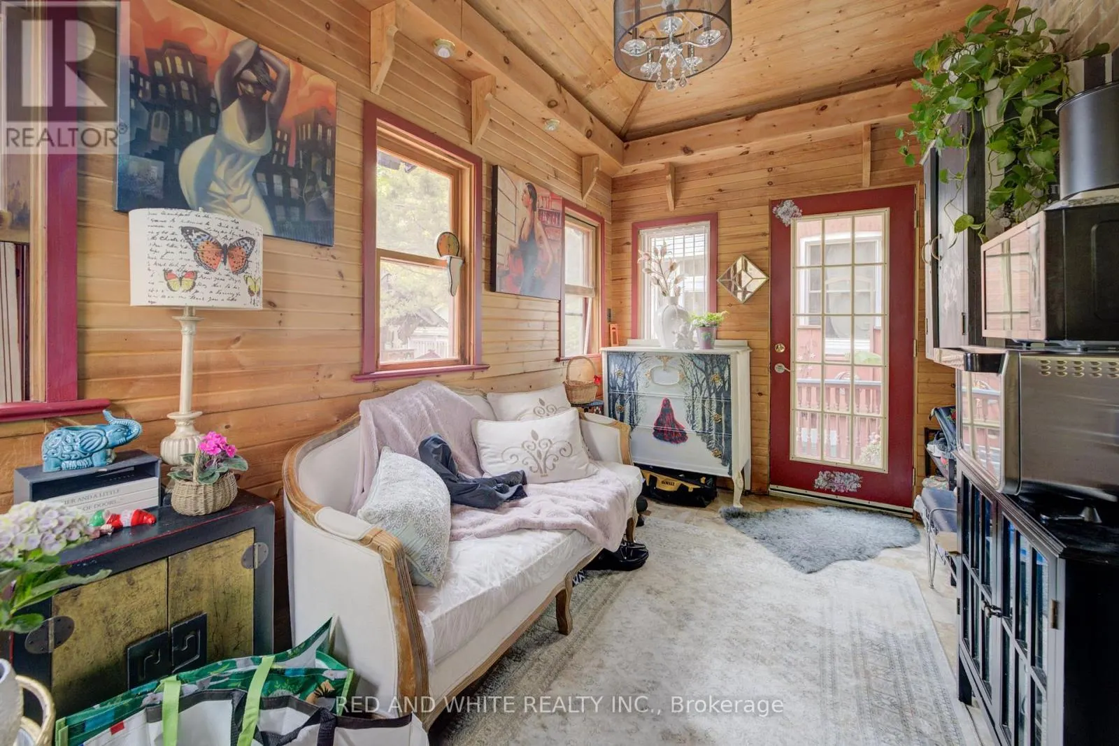32 ELLEN STREET E