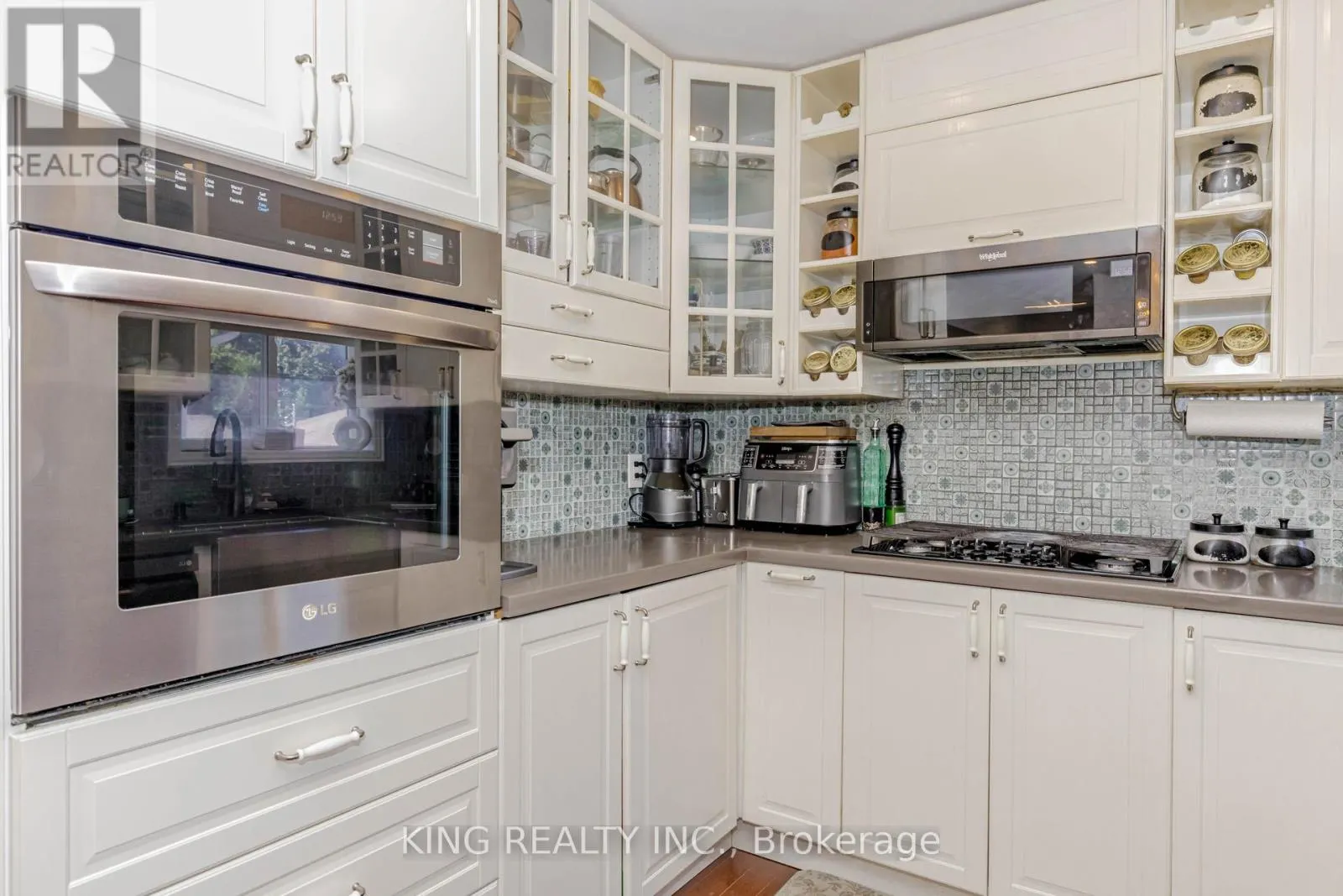 28 AINSLIE AVENUE