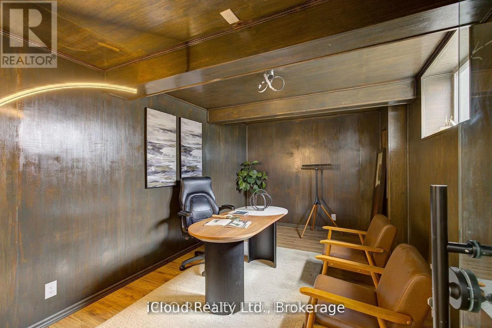 111 SUNSET HILLS CRESCENT