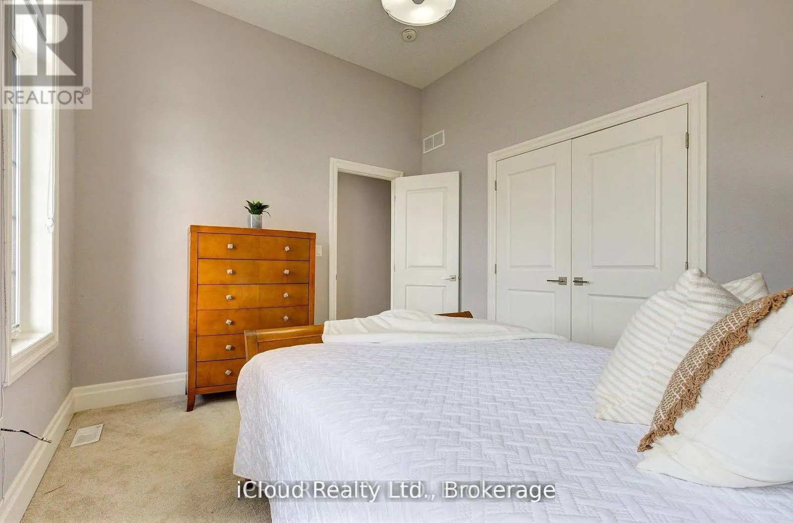 111 SUNSET HILLS CRESCENT