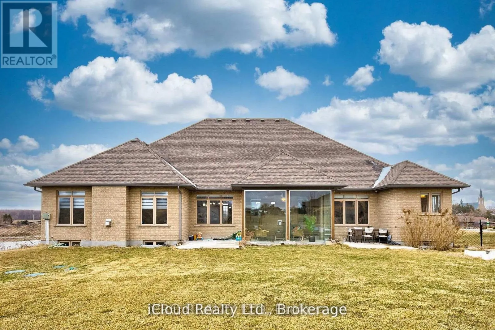 111 SUNSET HILLS CRESCENT