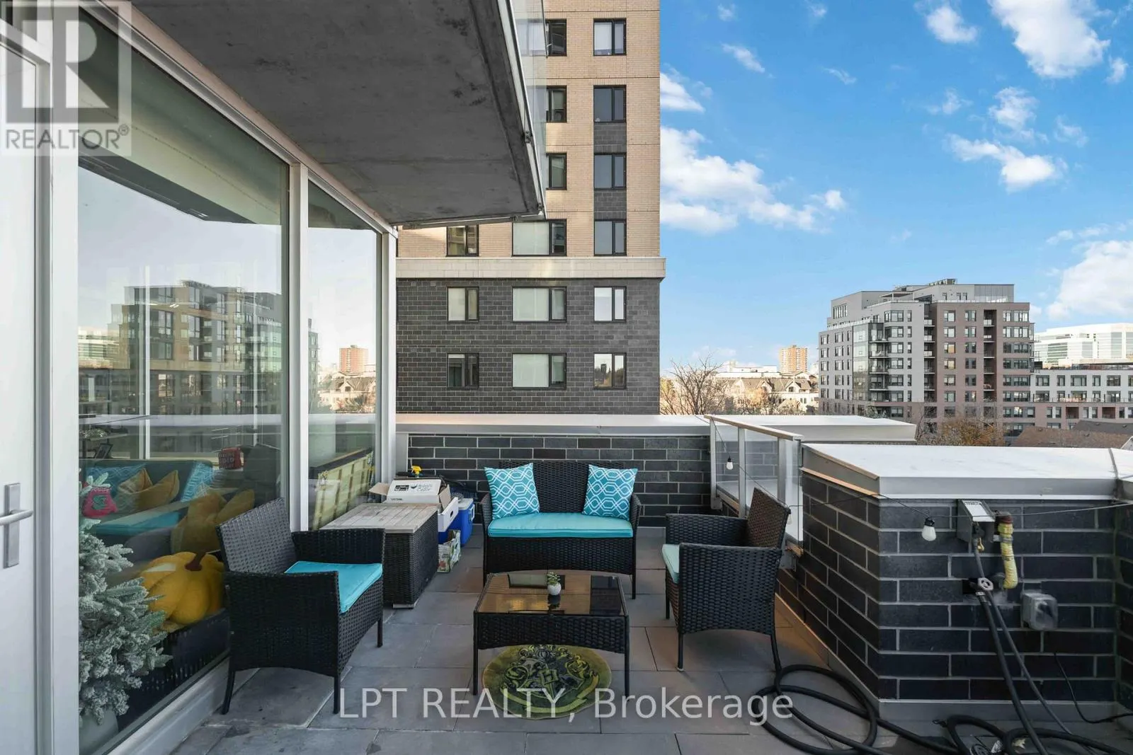 307 - 111 CHAMPAGNE AVENUE S