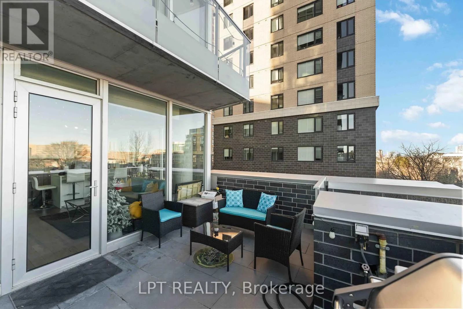 307 - 111 CHAMPAGNE AVENUE S