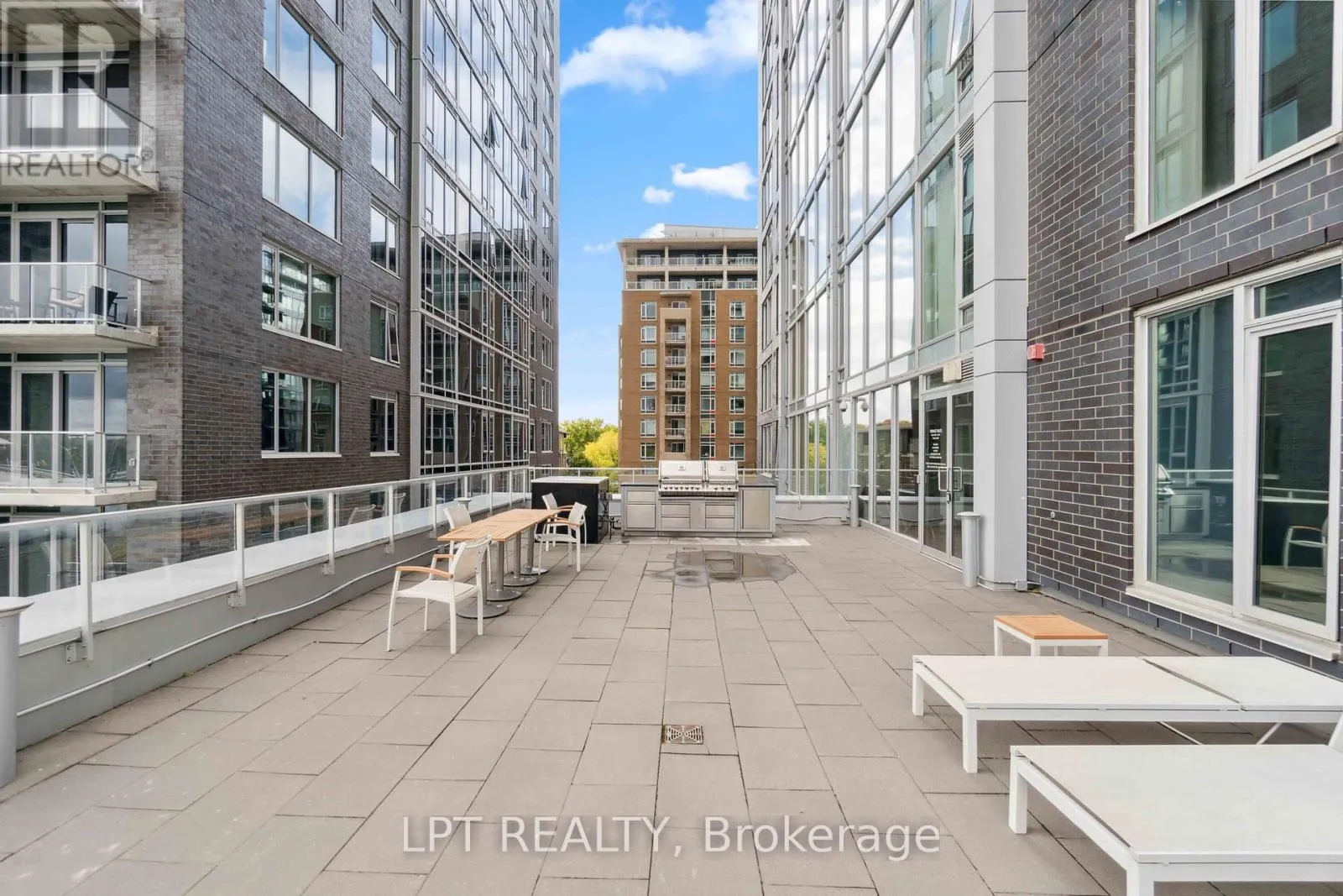 307 - 111 CHAMPAGNE AVENUE S