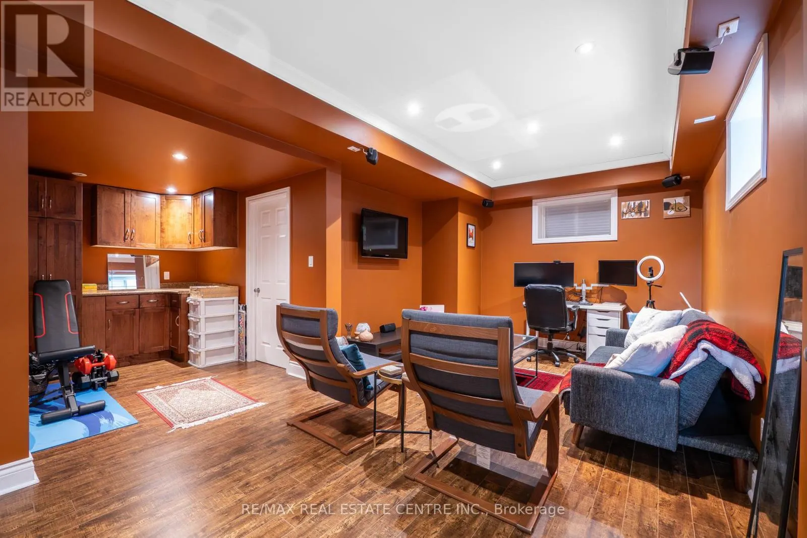 110 OAKES CRESCENT